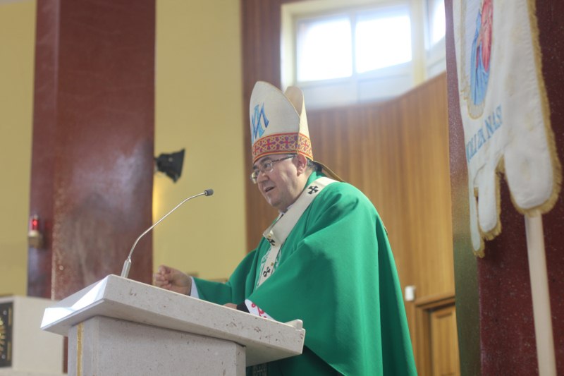 SLIKE: Na poziv župnika kardinal Puljić pohodio župu